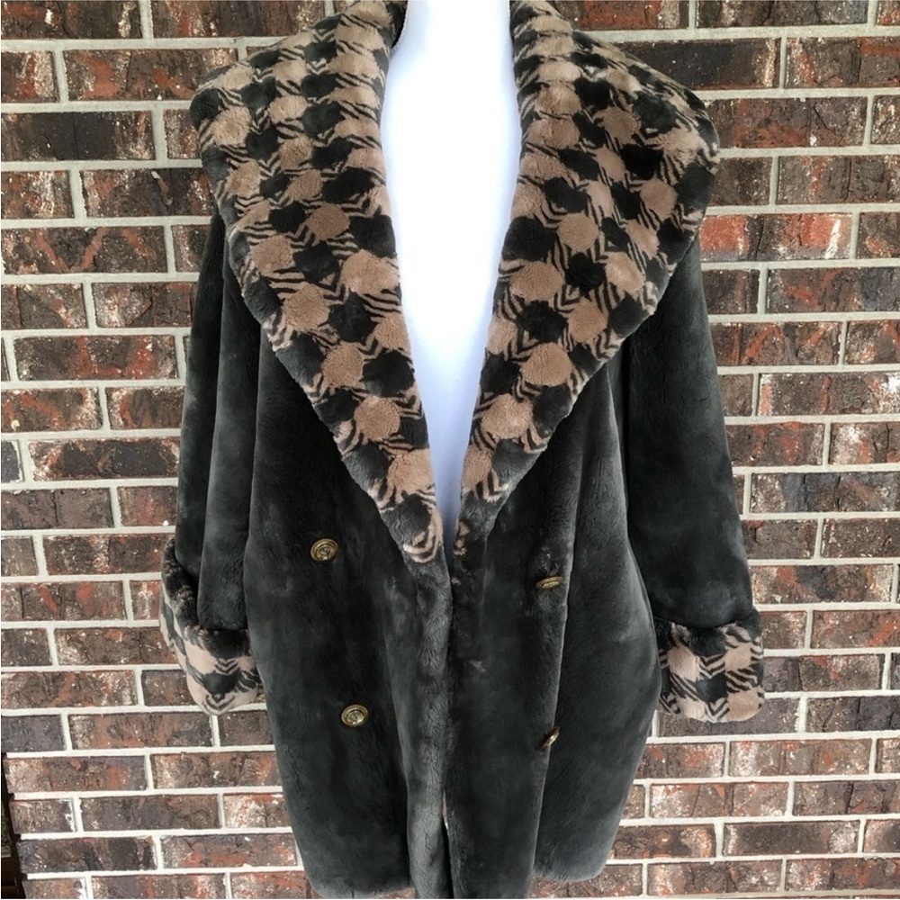 Amazing Sheared Beaver Fur coat - Value $9,000 - Picture 2 of 9